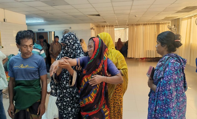 ৩ নারী আহত