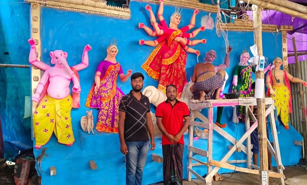 হরিণাকুণ্ডুতে মণ্ডপে মণ্ডপে শেষ মুহূর্তের ব্যস্ততা