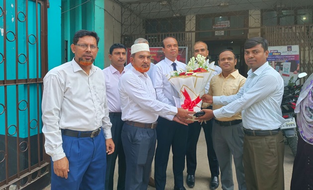 সোনালী ব্যাংকের মেহেরপুর প্রিন্সিপাল অফিসে নতুন ডিজিএম ইনচার্জকে ফুলেল শুভেচ্ছা