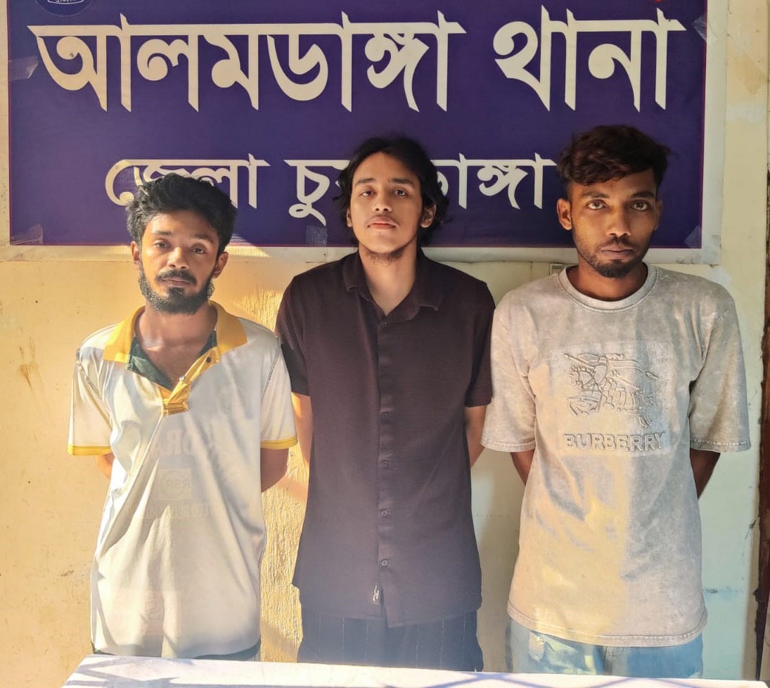 আলমডাঙ্গার মোনাকষা বাজারের বিপুলের কফি শপে পুলিশের অনলাইন জুয়া বিরোধী অভিযান : ৩ যুবক গ্রেফতার