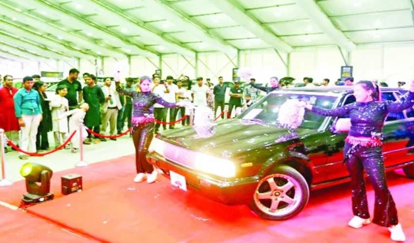 বৃষ্টি উপেক্ষা করে আইসিসিবিতে জমে উঠেছে গাড়ি কেনাবেচার মেলা, সমাগম বাড়ায় বাড়ল সময়