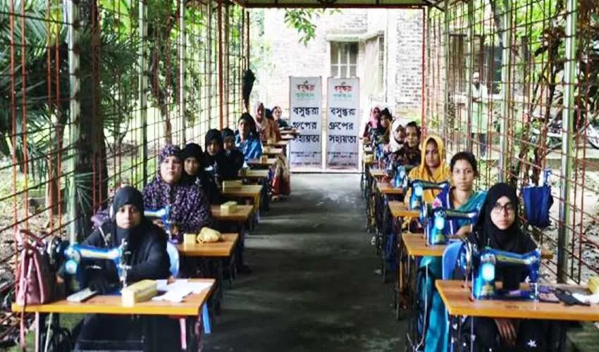 নেত্রকোনায় বসুন্ধরা শুভসংঘের সেলাই মেশিন উপহার পেয়ে স্বাবলম্বী হওয়ার পথে ৪০ নারী