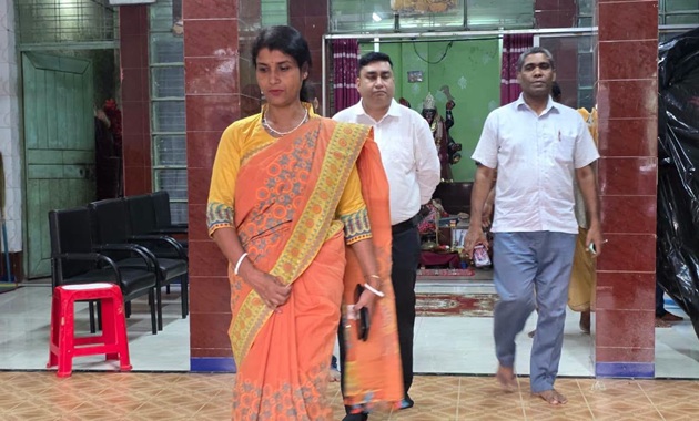 মেহেরপুরে দুর্গাপূজার মণ্ডপ পরিদর্শন ও প্রস্তুতি তদারক করলেন জেলা প্রশাসক শিল্পী রানী রায়