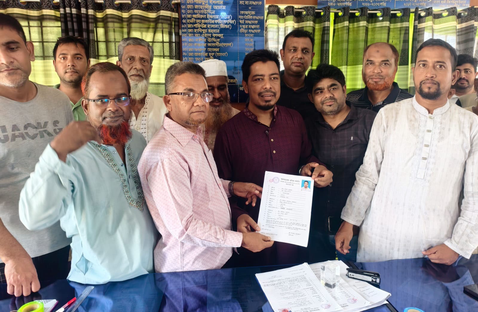 আলমডাঙ্গা বণিক সমিতির নির্বাচন ঘিরে ব্যবসায়ীদের মাঝে উৎসবের আমেজ : ২১ পদের বিপরীতে ৩৩ প্রার্থীর মনোনয়নপত্র জমা