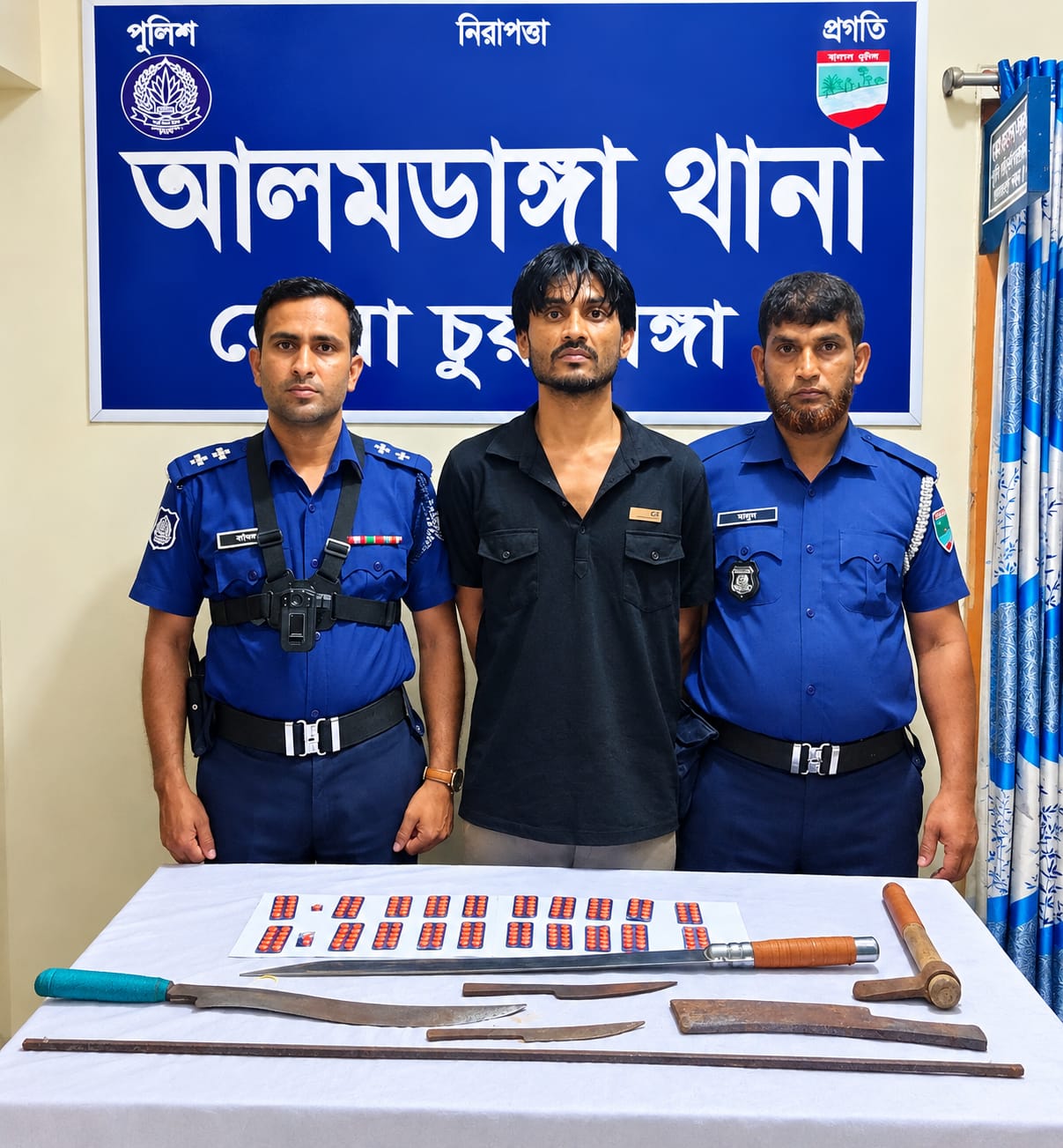 আলমডাঙ্গায় ৪ বছ‌রের সাজাসহ ২৭ মামলার আসামি পিয়াল মাহমুদ সাদ্দাম গ্রেফতার : দেশিয় অস্ত্র ও মাদক উদ্ধার