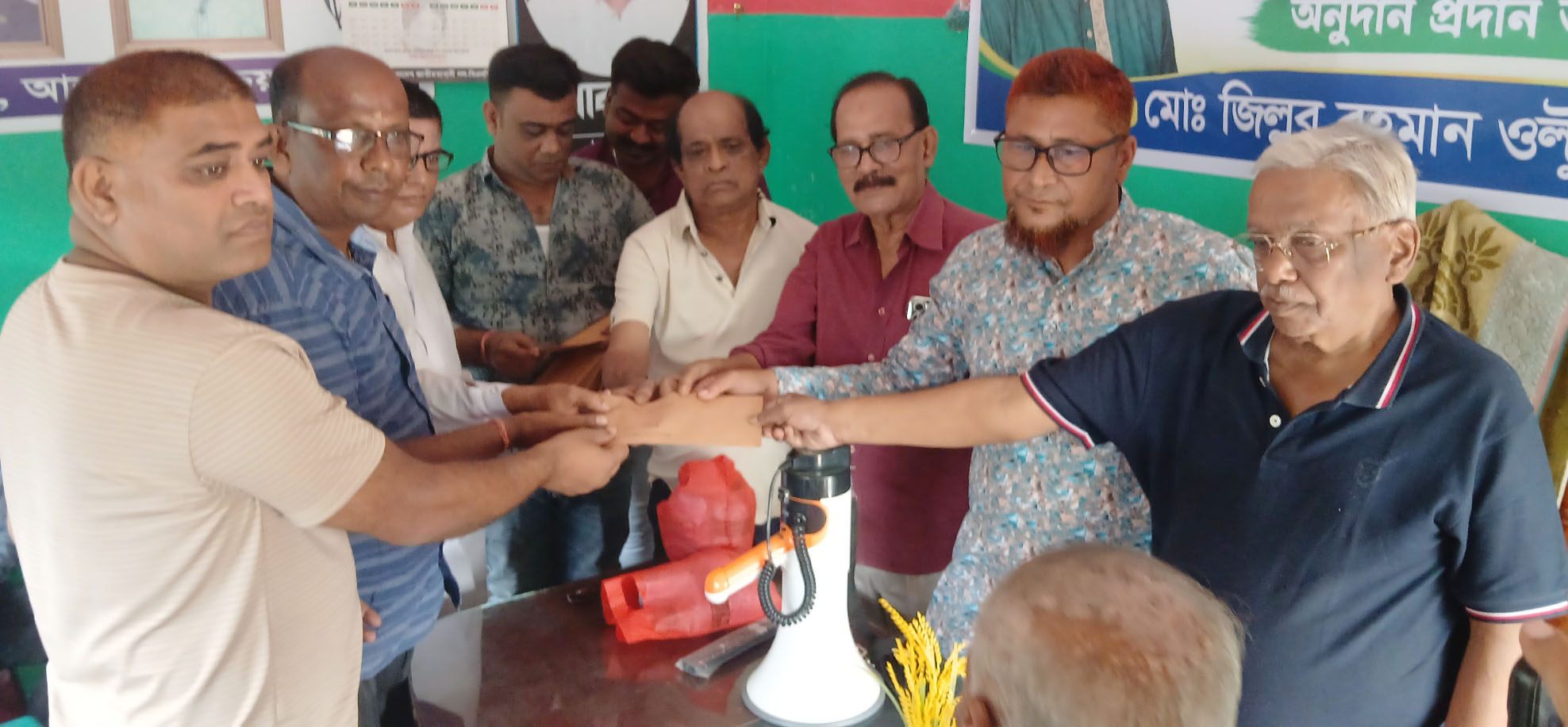 আলমডাঙ্গায় মেয়র প্রার্থী জিল্লুর রহমান উল্টুর উদ্যোগে শারদীয় শুভেচ্ছা বিনিময় ও ১৬টি মন্দিরে উপহার প্রদান