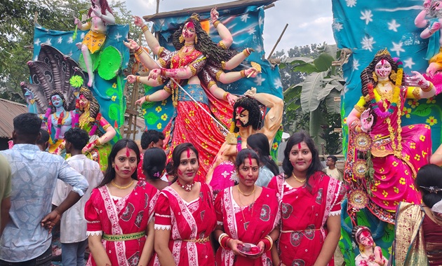 ঝিনাইদহে দেবী বিসর্জনের মধ্য দিয়ে সম্পন্ন হলো শারদীয় দুর্গোৎসব