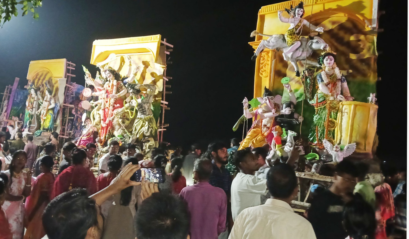 আলমডাঙ্গায় প্রতিমা বিসর্জনের মধ্য দিয়ে শেষ হলো শারদীয় দুর্গোৎসব