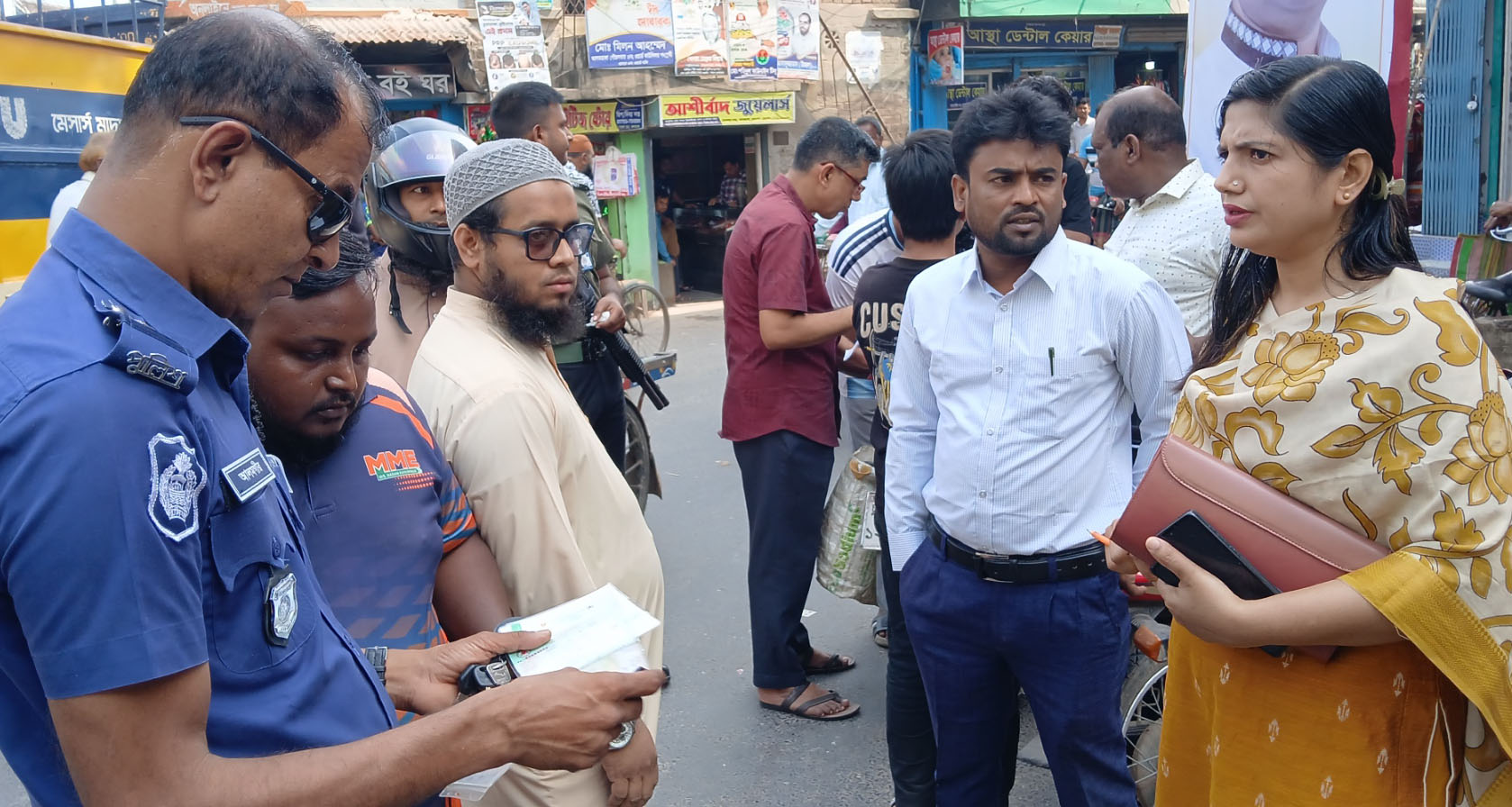 আলমডাঙ্গা শহরে ভ্রাম্যমাণ আদালতের অভিযান : তিন মোটরসাইকেল চালককে জরিমানা