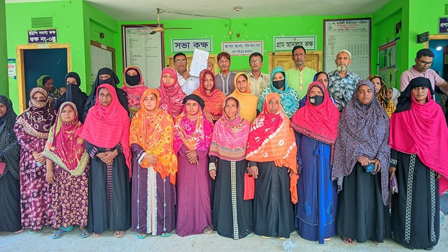 দামুড়হুদায় লটারির মাধ্যমে ১০ নারী কর্মী নিয়োগ, অপেক্ষায় আরও ১০ জন