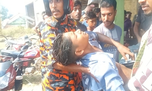 চুয়াডাঙ্গার দর্শনায় মোটরসাইকেল-পাখিভ্যান সংঘর্ষে ৪ আহত, ১ জনের অবস্থা আশঙ্কাজনক