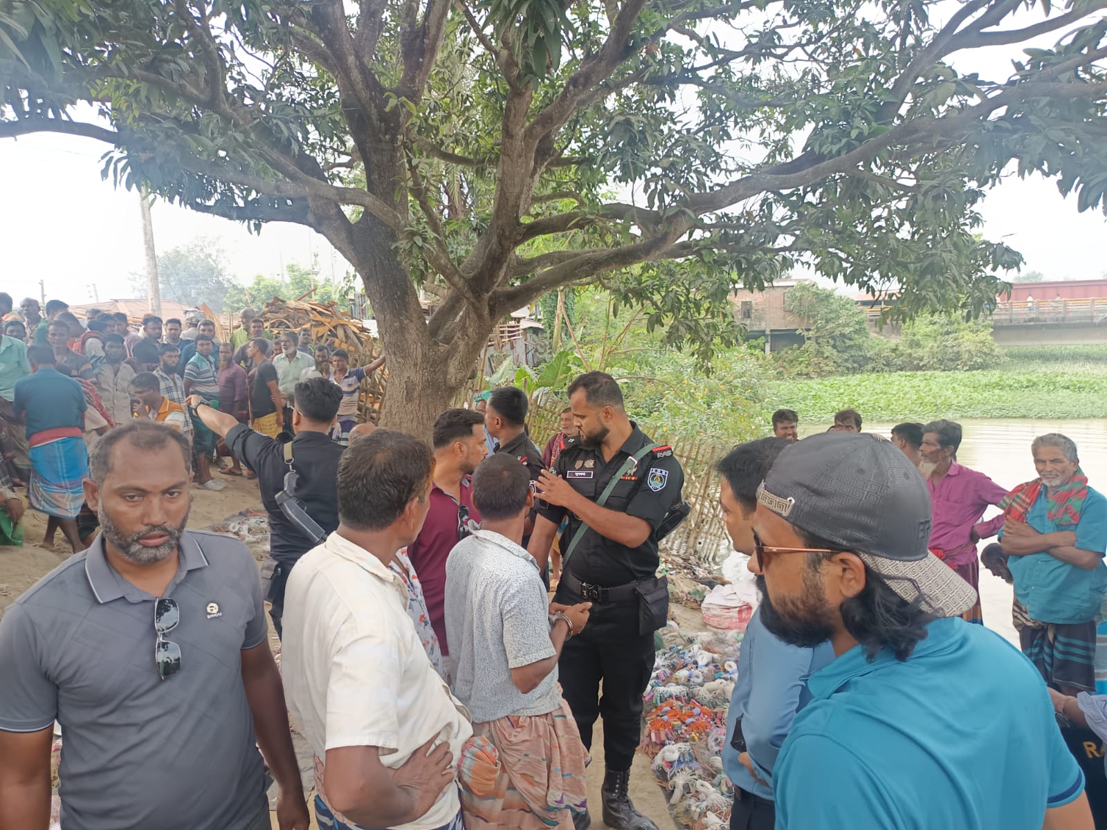 আলমডাঙ্গা পৌর পশুহা‌টে ভ্রাম্যমাণ আদালতের অভিযান: ৩ হাজার টাকা জ‌রিমানা এবং ১৫০টি অবৈধ কারেন্ট ও চায়না দুয়ারি আট‌কের পর আগু‌নে পু‌ড়ি‌য়ে ধ্বংস