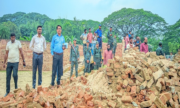 গুঁড়িয়ে দেওয়া হলো সনি ও দোয়েল ব্রিকস
